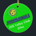 Ornamento De Cerâmica Bola Starburst da salmoura<br><div class="desc">O design do starburst do vintage do divertimento molda uma salmoura do pickleball. O texto lê o pickleball.</div>