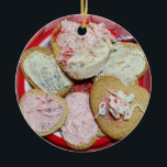 Ornamento De Cerâmica Bolachas de Açúcar do Coração, Natal Personalizado<br><div class="desc">Colete todos os nossos Enfeites de natal comidas divertidos! Este é um prato cheio de biscoitos de açúcar com aspersores. Você pode adicionar uma mensagem personalizada no verso.</div>