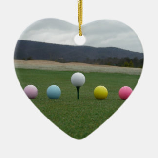 Ornamento De Cerâmica Bolas de Golfe de cor brilhante em uma montanha