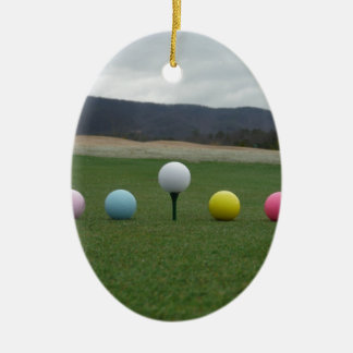 Ornamento De Cerâmica Bolas de Golfe de cor brilhante em uma montanha