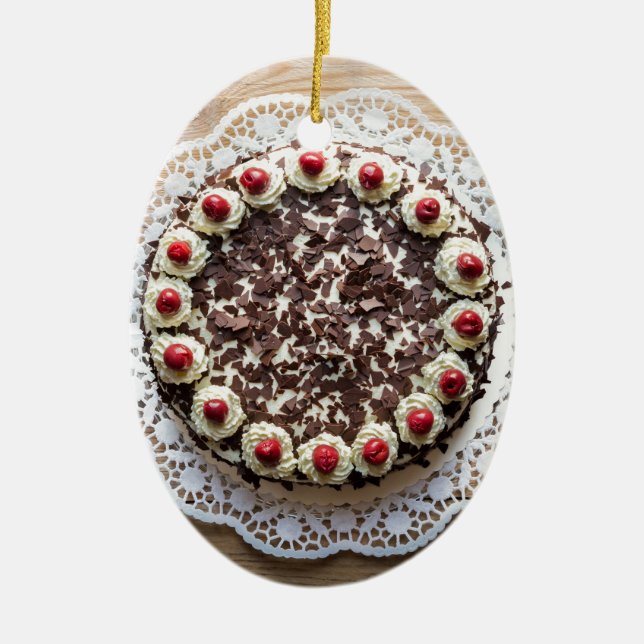 Ornamento De Cerâmica Bolo da Floresta Negra sobre madeira rústica (Frente)