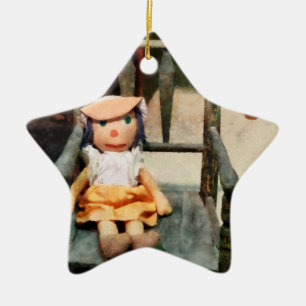 Ornamento De Cerâmica Boneca de Trapo na Cadeira