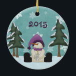 Ornamento De Cerâmica Boneco de neve personalizado bonito no Natal das<br><div class="desc">Estes enfeites de natal caracterizam um boneco de neve bonito que veste um chapéu, um lenço e umas botas roxos. O boneco de neve está sentando-se na neve e é cercado por árvores da floresta e por flocos de neve encantadores. Este ornamento pode ser personalizado com um nome e um...</div>