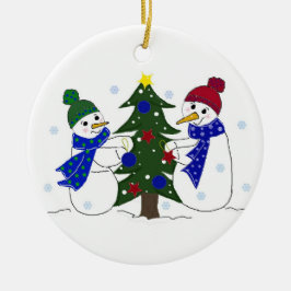 Ornamento De Cerâmica Bonecos de Neve Decorando uma Árvore de Natal