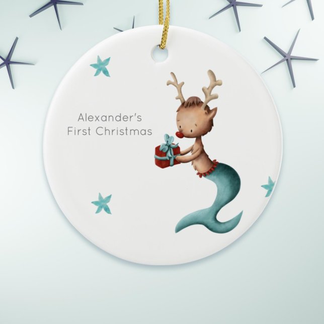 Ornamento De Cerâmica Bonita Reindeer Sereia Primeiro Natal Whimsic (Cute first Christmas ornament with a mermaid reindeer holding a present. )