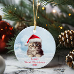 Ornamento De Cerâmica Bonito Maine Con Cat Santa Hat Neve Personalizada<br><div class="desc">Celebrar a temporada de férias com nosso Gato de Maine Cute em Red Santa Hat Cerâmica. Este ornamento personalizado apresenta um adorável gato Maine Coon vestindo um chapéu vermelho e festivo de Papai Noel, fazer que seja um bem-estar perfeito para amantes de gatos. Feito com cuidado, adiciona um toque de...</div>