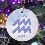 Ornamento De Cerâmica Bonito Símbolo Astrologico Aquário Roxo Personaliz<br><div class="desc">Este Enfeites de natal Aquário bonito,  personalizado,  roxo e lavanda apresenta seu sinal astrológico do Zodiac em um belo brilho como as constelações. Personalize este presente bonitinho com seu nome em lindos scripts cursivos para alguém que faz aniversário no final de janeiro ou no início de fevereiro.</div>