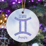 Ornamento De Cerâmica Bonito Símbolo de Astrologia Gemini Roxo Personali<br><div class="desc">Este bonito Enfeites de natal Gemini roxo e lavanda apresenta seu sinal astrológico do Zodiac em um belo brilho como as constelações. Personalize este belo presente de símbolo astrologia com seu nome em script cursivo para alguém com aniversário de final de maio ou início de junho.</div>