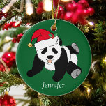 Ornamento De Cerâmica Bonito Urso Panda Bear Crianças Monograma<br><div class="desc">Este bonito Enfeites de natal de Papai Noel é um belo presente de feriado animal para uma criança que ama ursos panda. Eu gosto de animais selvagens e um urso panda de Natal leva o bolo vestindo um chapéu vermelho de Papai Noel! Personalize este presente verde com um nome.</div>