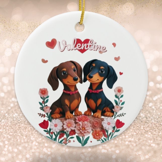 Ornamento De Cerâmica Bons Dachshances Adoram Namorados Personalizado (A cute Valentine's Day ornament with two dachshunds, hearts and flowers, and custom text on the back)