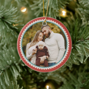 Ornamento De Cerâmica Borda Vermelha com Recorte Primeiro Natal em Famíl