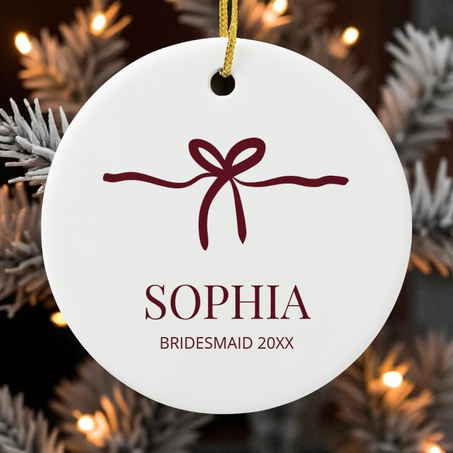 Ornamento De Cerâmica Bordô Arco Damas de Honra Moderno Mínimo Nome Ano (Burgundy Bow Bridesmaid Modern Minimal Name Year Ceramic Ornament)