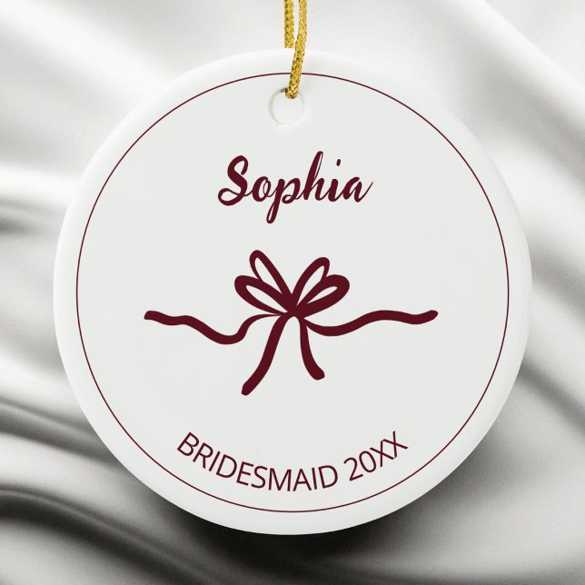 Ornamento De Cerâmica Borgonha Arco Branco Moderno Damas de Honra Nome A (Burgundy Bow White Modern Bridesmaid Name Year Ceramic Ornament)