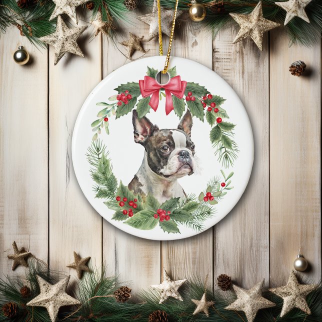 Ornamento De Cerâmica Boston Terrier Dog Red Arco Holly Wreath (Criador carregado)