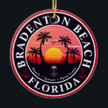 Ornamento De Cerâmica Bradenton Florida Retro Sunset Palm tree 1960<br><div class="desc">Bradenton Beach Flórida Vintage, 60s Souvenirs. Bradenton Beach Florida - Retro Tropical Palm Tree 60s Souvenirs Vintage design faz um excelente de Natal ou presente de aniversário para fãs da praia de Bradenton Beach. A design de vibração do verão é um presente perfeito para amantes de viagem e fãs de...</div>