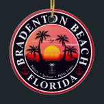 Ornamento De Cerâmica Bradenton Florida Retro Sunset Palm tree 1960<br><div class="desc">Bradenton Beach Flórida Vintage, 60s Souvenirs. Bradenton Beach Florida - Retro Tropical Palm Tree 60s Souvenirs Vintage design faz um excelente de Natal ou presente de aniversário para fãs da praia de Bradenton Beach. A design de vibração do verão é um presente perfeito para amantes de viagem e fãs de...</div>