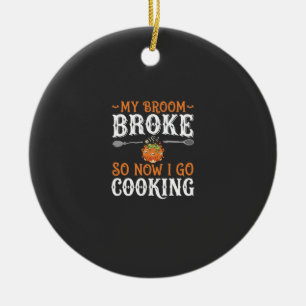 Ornamento De Cerâmica Bruxa de Halloween Cozinhando com Cabo da Vassoura