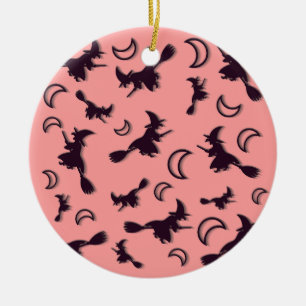 Ornamento De Cerâmica Bruxa voadora entre meia lua na noite de Halloween