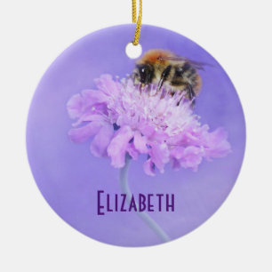 Ornamento De Cerâmica Bumble Bee Emperrada em uma Flor Rosa Personalizad