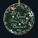 Ornamento De Cerâmica Bunco Christmas Deixa Os Bons Tempos Rolarem O Dic<br><div class="desc">Maravilhoso ornamento Bunco de Natal para celebrar as férias! Bonito coroa de bagas,  flores e folhas acenam este ornamento do jogo "Let The Good Times Roll Bunco". Fundo verde.  Perfeito como presente ou para troca de presente de ornamento Bunco.</div>