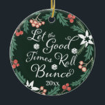 Ornamento De Cerâmica Bunco Christmas Deixa Os Bons Tempos Rolarem O Dic<br><div class="desc">Maravilhoso ornamento Bunco de Natal para celebrar as férias! Bonito coroa de bagas,  flores e folhas acenam este ornamento do jogo "Let The Good Times Roll Bunco". Fundo verde.  Perfeito como presente ou para troca de presente de ornamento Bunco.</div>