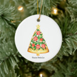 Ornamento De Cerâmica Buon Natale Italiana Felry Christmas Pizza Slice<br><div class="desc">Ilustração de uma fatia de pizza em forma de árvore de Natal decorada com verduras,  azeitonas e fatias de tomate e cortada com uma estrela. O texto editável diz,  "Buon Natale."</div>