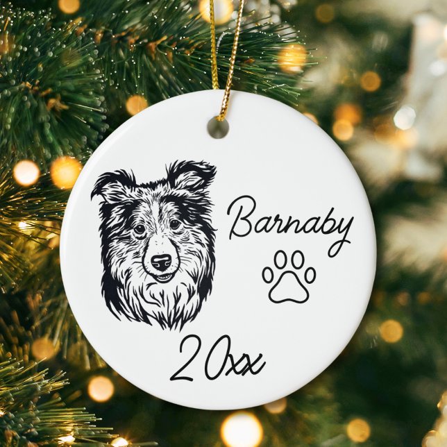 Ornamento De Cerâmica Cachorro Collie Arte de Linha Personalizada com No (Collie Dog Custom Name and Year Ornament with Paw Print. Black and White Line Art Modern)