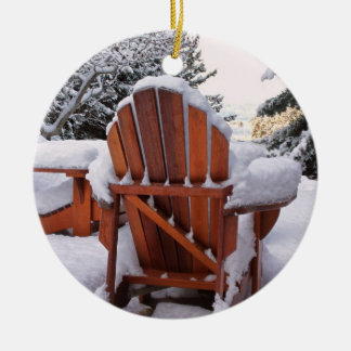 Ornamento De Cerâmica Cadeiras nevado de Adirondack na foto do inverno