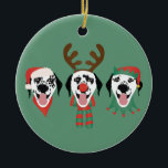 Ornamento De Cerâmica Cães Dalmacianos Feliz de Natal<br><div class="desc">Ilustração cômica de cães Dalmacianos vestidos em traje de férias. Perfeito para amantes e donos de animais de estimação durante a época de Natal.</div>
