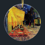 Ornamento De Cerâmica Café Terrace à noite por Vincent van Gogh<br><div class="desc">Café Terrace, no Place du Forum, de Vincent van Gogh, é uma pintura de paisagens arquitetônicas de apos impressionismo de arte. Uma vista exterior de um restaurante com mesas, cadeiras, garçons e jantar em pessoas. Uma bela noite com estrelas no céu em Arles, França. Sobre o artista: Vincent Willem van...</div>