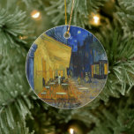 Ornamento De Cerâmica Cafe Terrace à Noite | Vincent van Gogh<br><div class="desc">Cafe Terrace na Night (1888), de Vincent van Gogh, é uma representação luminosa e icônica de um confortável café ao ar livre em Arles, França, sob um céu estrelado à noite. O brilho amarelo vibrante do café contrasta lindamente com o azul profundo da noite, criando um ambiente quente e convidativo....</div>