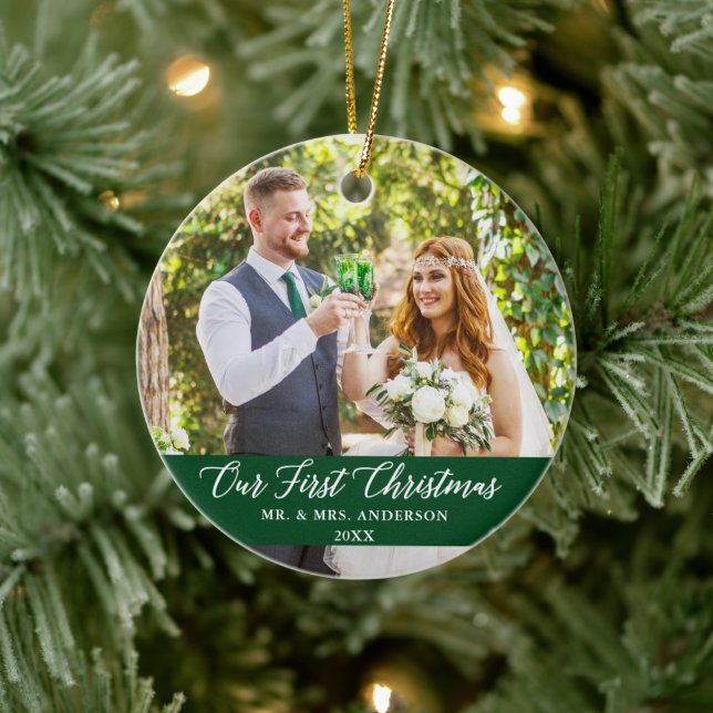 Ornamento De Cerâmica Caligrafia Elegante Nosso Primeiro Natal Verde (Árvore)