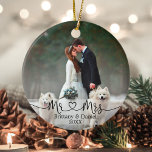 Ornamento De Cerâmica Calliografia Heart Sr. e Sra. Wedding Photo<br><div class="desc">Manuscrito de Caligrafia Simples Moderno Minimalista,  Sr. e Sra. Heart Bride e Ornament Fotográfico de Casamento de Groom</div>