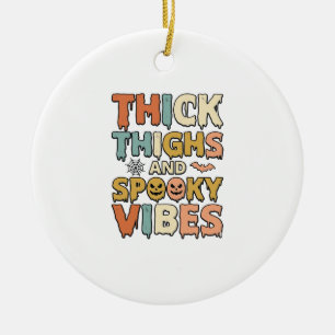 Ornamento De Cerâmica Camiseta de Halloween Thick Thighs e Spooky Vibes_