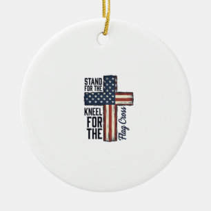 Ornamento De Cerâmica Camiseta de Pé pela Bandeira Ajoelhe-se pela Cruz