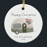 Ornamento De Cerâmica Camper Retro Green Christmas<br><div class="desc">Camper Retro Green Christmas - O ornamento apresenta um adorável camper retrorreflector, todos aprisionados nos feriados com luzes de cordas, flores de inverno, bagas e luzes de cordas. Happy Campers está na tipografia bonito e moderna da escrita e é personalizada com seu nome de família e ano. A parte de...</div>