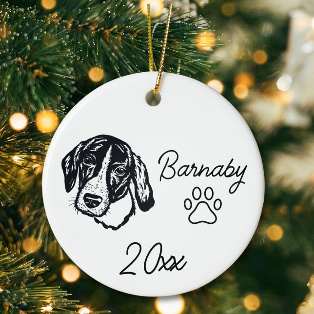Ornamento De Cerâmica Cão Coonhound Arte de Linha Personalizada com Nome (Coonhound Dog Custom Name and Year Ornament with Paw Print. Black and White Line Art Modern)