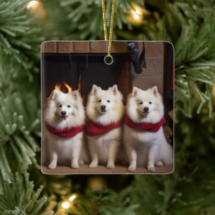 Ornamento De Cerâmica Cão Esquimó Americano perto da Lareira Natal