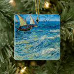 Ornamento De Cerâmica Capa de mar em Saintes-Maries | Vincent van Gogh<br><div class="desc">A paisagem marinha em Saintes-Maries (1888), por Vincent van Gogh, captura o movimento vibrante do mar ao longo da costa de Saintes-Maries-de-la-Mer, no sul de França. Esta pintura mostra pinceladas enérgicas de Van Gogh e uso ousado de cores, retratando barcos de pesca na água com ondas rolantes sob um céu...</div>
