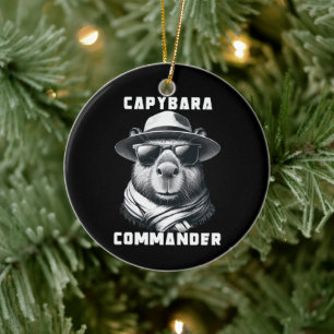 Ornamento De Cerâmica Capivara Com Óculos De Sol Capy Comandante
