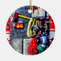 Carro de bombeiros com mangueiras e machado