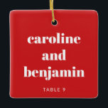 Ornamento De Cerâmica Cartão de Local Personalizado Único Vermelho de Ca<br><div class="desc">Torne o seu casamento no inverno especial com este ornamento cerâmico personalizado exclusivo em vermelho e branco, dobrando como cartão de lugar personalizado para seus convidados. Apresentando o seu nome em tipografia elegante, serve como um cartão de escolta ponderado e um guardião que eles podem tesourar. Perfeito para um casamento...</div>