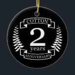 Ornamento De Cerâmica Casado de algodão 2 anos<br><div class="desc">Uma design para celebrar 2 anos de casamento. Este design tem um design branco (algodão) de louros em fundo preto. O algodão é o presente tradicional para esta ocasião. O texto diz respeito ao algodão, 2 anos de aniversário. Uma design romântica para comemorar seu segundo ano de casamento. Se você...</div>