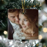 Ornamento De Cerâmica Casado e Feliz! Elegante, Simpel, Foto<br><div class="desc">Celebre seu primeiro Natal como um casal casado com este elegante e eterno ornamento de fotos de cerâmica. Apresentando uma fonte de script simples, mas refinada, este ornamento personalizável permite que você adicione sua foto favorita de casamento e personalize os nomes, a data ou a mensagem para criar uma marca...</div>
