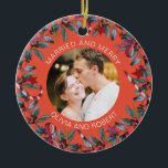 Ornamento De Cerâmica Casado e Feliz Esmagando os recém-casados de Natal<br><div class="desc">O ornamento romântico para casal casado apresenta uma bela coroa de Natal e um fundo brilhante. Personalize o modelo com sua fotografia,  nomes ou texto personalizado. Você pode alterar a cor do plano de fundo se quiser,  basta clicar em "Editar usando a ferramenta design".</div>