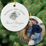 Ornamento De Cerâmica Casado e Feliz Nossa Primeira Foto De Natal<br><div class="desc">Comemore sua primeira temporada de festas com o ornamento fotocerâmico "Casado e Feliz Nosso Primeiro Natal". Projetada para recém-casados, essa manutenção personalizada apresenta sua querida foto, enquadrada por um design minimalista e sotaques sazonais quentes. Ideal para casais de todos os tipos, ele captura a essência do seu amor e união,...</div>