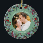 Ornamento De Cerâmica Casados e Felizes na Feira de Natal dos Newlyweets<br><div class="desc">O ornamento romântico para casal casado apresenta uma bela coroa de Natal e um fundo verde sábio. Personalize o modelo com sua fotografia,  nomes ou texto personalizado. Você pode alterar a cor do plano de fundo se quiser,  basta clicar em "Editar usando a ferramenta design".</div>