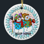 Ornamento De Cerâmica Casais Snowman<br><div class="desc">Casal de boneco de neve,  t-shirt,  presentes e roupa por ArtMuvz Illustration. Roupa de boneco de neve,  t-shirts,  presentes de férias. t-shirt do boneco de neve,  presentes de Natal e roupa de inverno.</div>