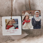 Ornamento De Cerâmica Casais Vermelhos Minimalistas Mantenham Foto<br><div class="desc">Este casal vermelho minimalista que mantém o ornamento fotográfico cerâmico é a perfeita decoração simples das árvores de Natal. A design apresenta tipografia clássica vermelha e branca, emparelhada com uma fonte rustica, mas elegante, com estilo manuscrito. Personalize a frente deste ornamento de manutenção com uma foto, seus nomes e o...</div>