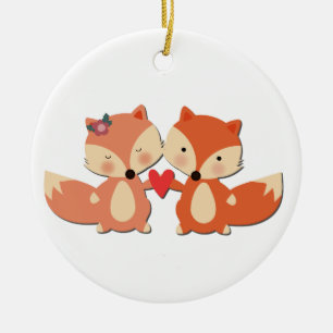 Ornamento De Cerâmica Casal bonito do Fox que compartilha de um coraçã